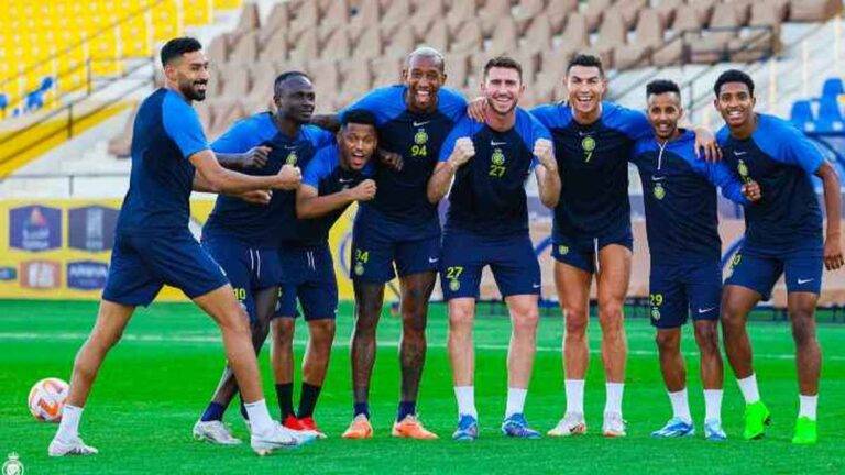 لاعبو النصر يحتفلون بإنجازات رونالدو