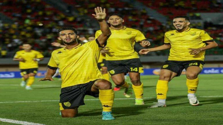 المغرب الفاسي يتصدر الدوري بعد فوزه على مولودية وجدة بثلاثة أهداف