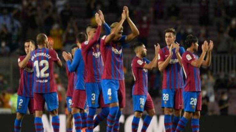منع لاعبي برشلونة من الاستحمام داخل النادي، ما السبب ؟