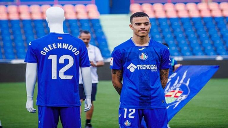 مهاجم مانشستر يونايتد المطرود يلفت أنظار كبار إسبانيا