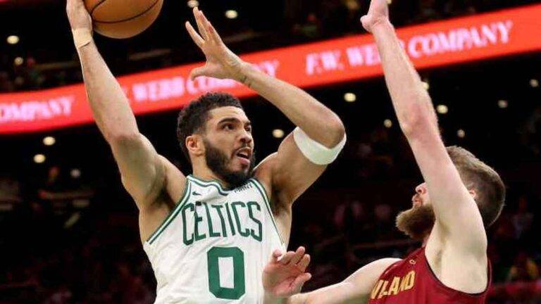 NBA nba : بوسطن سيلتيكس يفوز على كليفلاند ويحافظ على سجله بدون هزائم في ملعبه