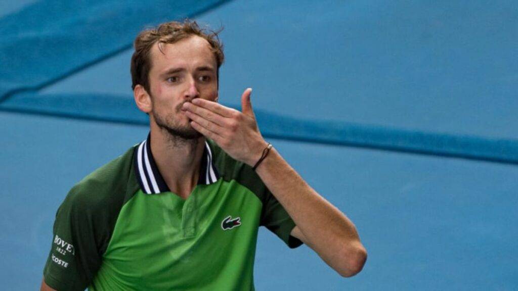 "تألق دانييل مدفيديف: تجاوز تأخره ليبلغ نهائي أستراليا المفتوحة للمرة الثالثة"