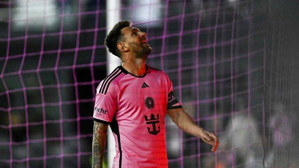 ميسي يشعل الجدل بإهانة لاعب مصاب (فيديو)