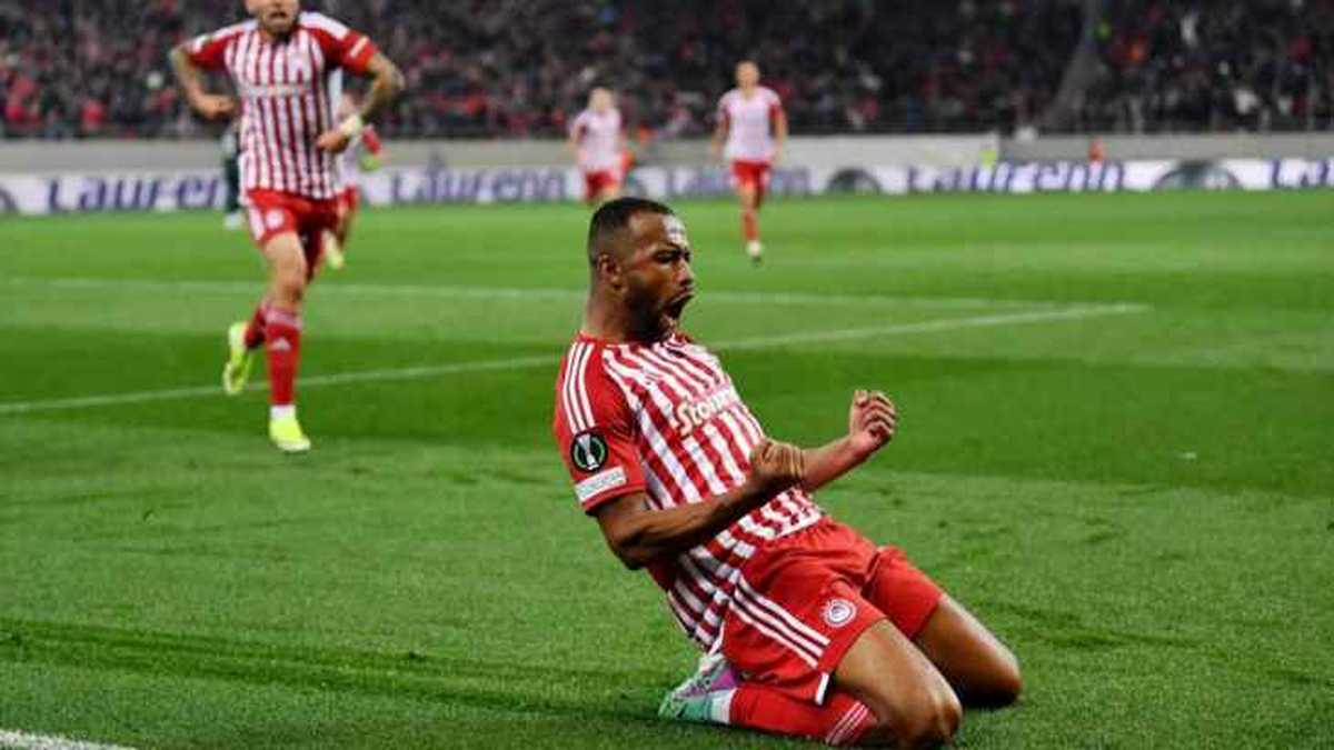 أولمبياكوس يتأهل إلى النهائي بعد فوزه على استون فيلا في دوري المؤتمر الأوروبي