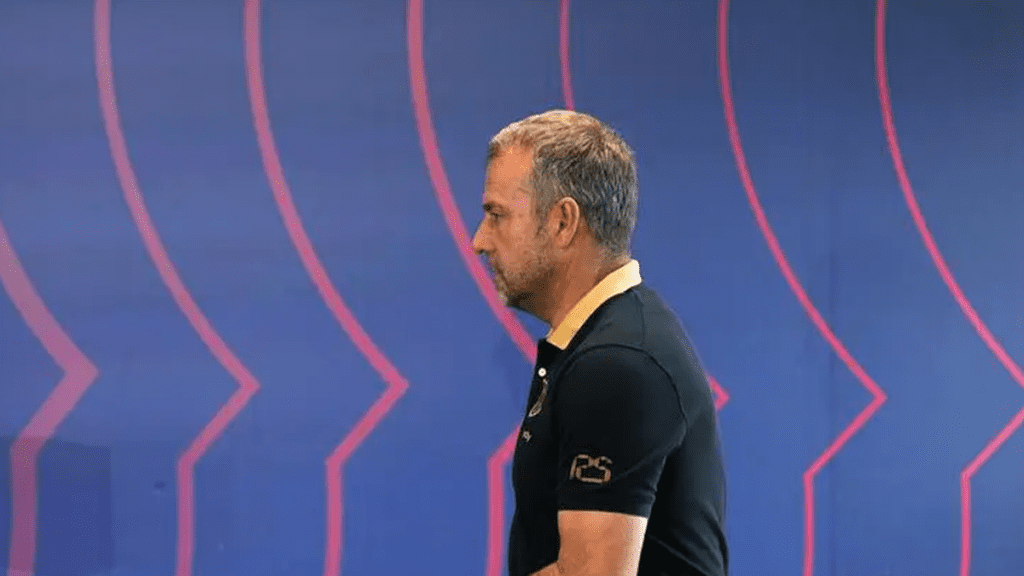 هانز فليك يرفض تمديد إجازة لاعبي برشلونة بعد الكلاسيكو