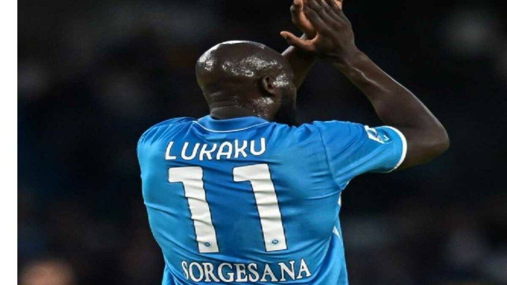 نابولي يتفوق على كومو بثلاثية ويواصل صدارته للدوري الإيطالي