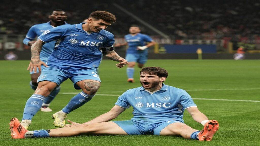 نابولي يواصل تألقه ويتفوق على ميلان بثنائية نظيفة