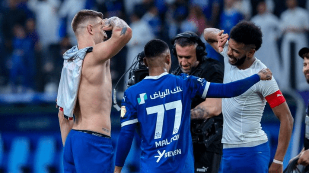 الهلال ينتزع فوزًا مثيرًا على الرائد في الوقت القاتل