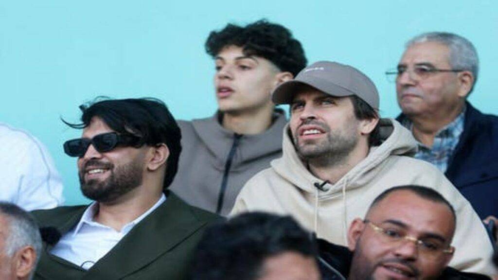 جيرارد بيكيه يتألق في مدرجات مباراة الدفاع الحسني الجديدي ضد المغرب الفاسي