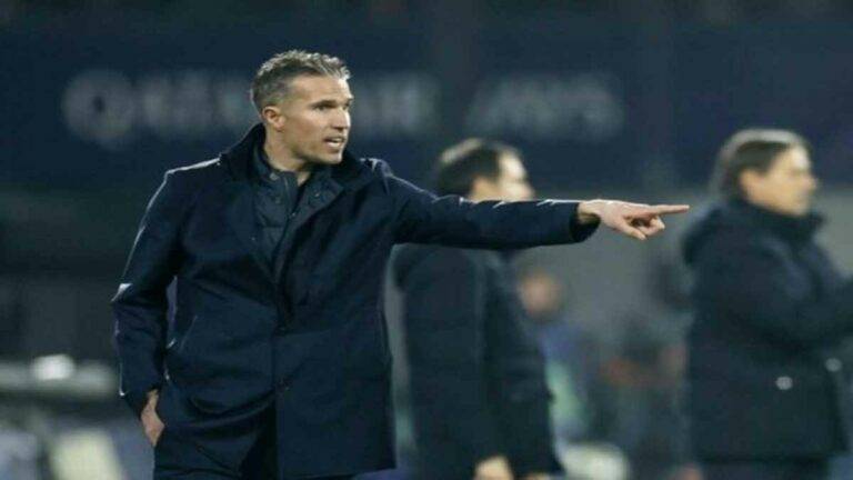 فان بيرسي يشكك في قرار تحكيمي حاسم في خسارة فينورد أمام الإنتر