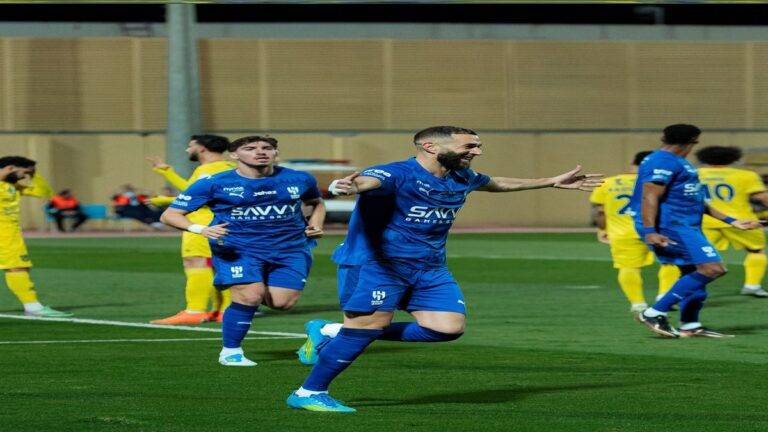 بنزيما يمنح الهلال التقدم أمام الحزم في الشوط الأول