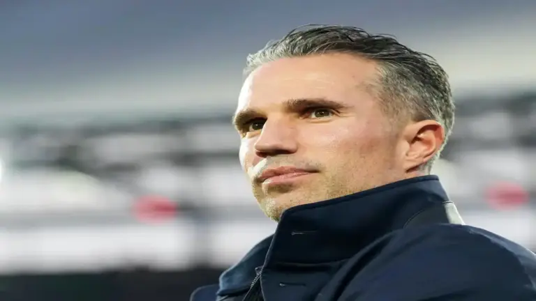 فينورد يُفاجئ الجميع بإقالة فان بيرسي