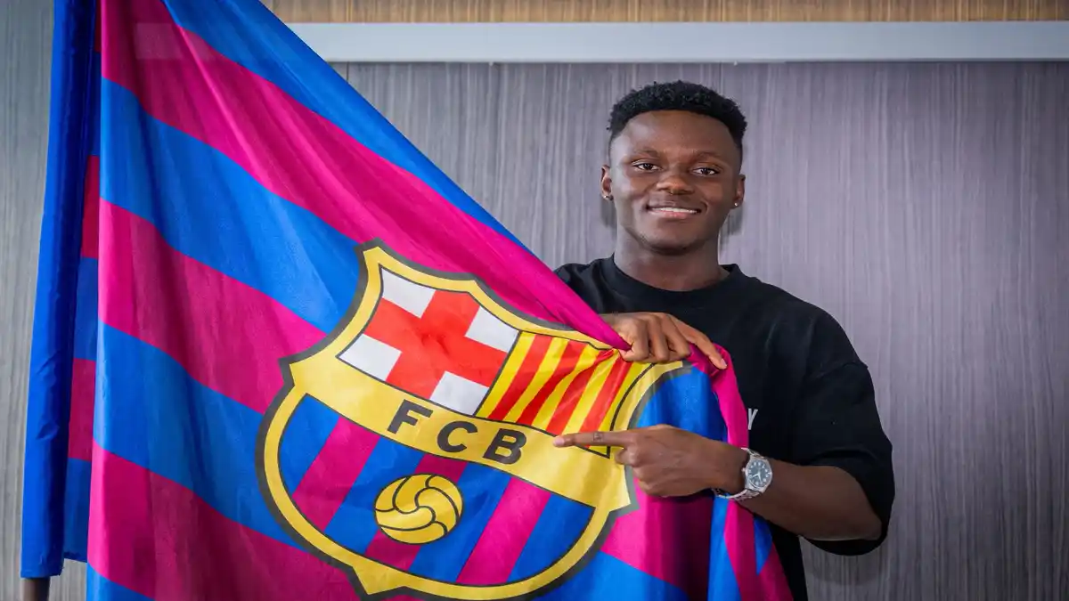 برشلونة يحسم مستقبل الغاني عزيز عيسى بعقد جديد حتى 2028