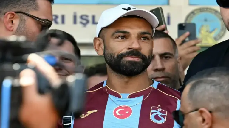 طرابزون سبور يقلب الطاولة على عمالقة إسطنبول ويحسم التعاقد مع محمد صلاح