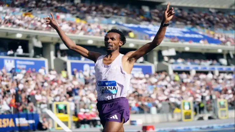ألحق العداء الإثيوبي الشاب جودانا جيميشو أول هزيمة بالبطل الأولمبي المغربي سفيان البقالي خلال موسم 2026