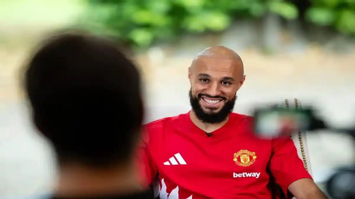 نصير مزراوي يؤكد جاهزيته البدنية للموسم الجديد مع مانشستر يونايتد