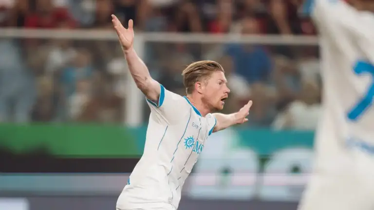 نابولي يبدأ الدوري الإيطالي بفوز 2-0 على جنوى