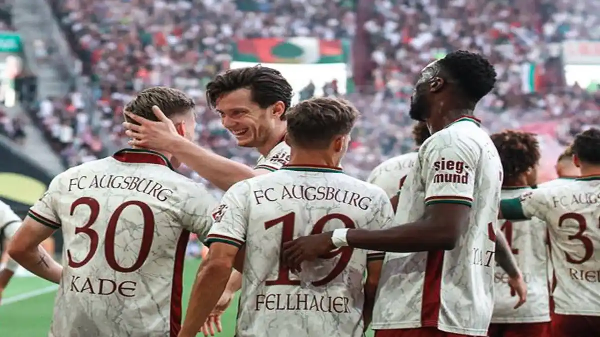 أوغسبورغ يهزم شالكه 3-0 في افتتاح الدوري الألماني