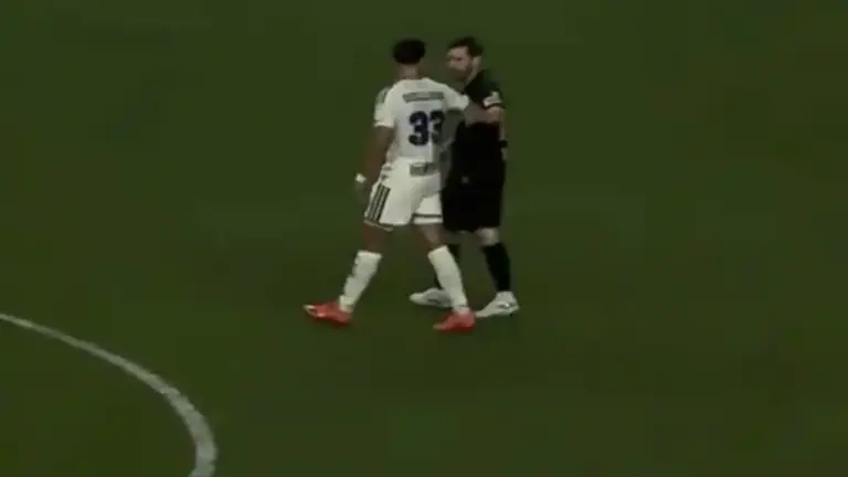 ميسي يواجه خطر العقوبة من لجنة الانضباط في الدوري الأميركي بعد واقعة مثيرة مع كوين سوليفان