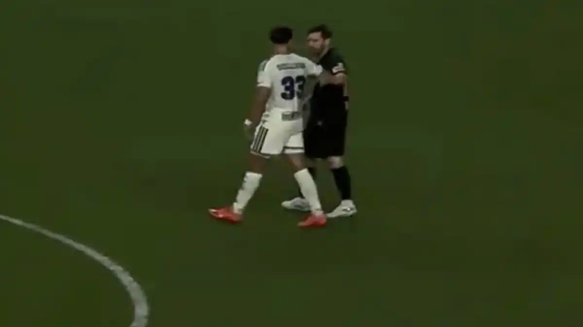 ميسي يواجه خطر العقوبة من لجنة الانضباط في الدوري الأميركي بعد واقعة مثيرة مع كوين سوليفان