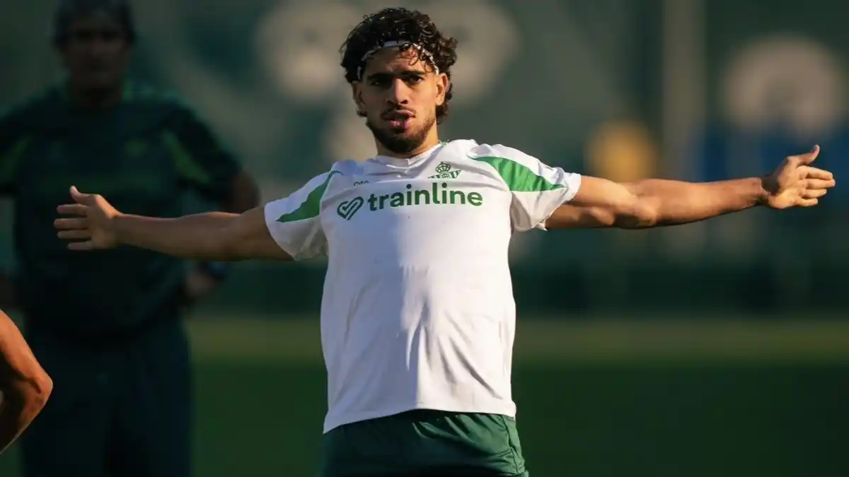 عبد الصمد الزلزولي يعود إلى التدريبات الجماعية مع ريال بيتيس