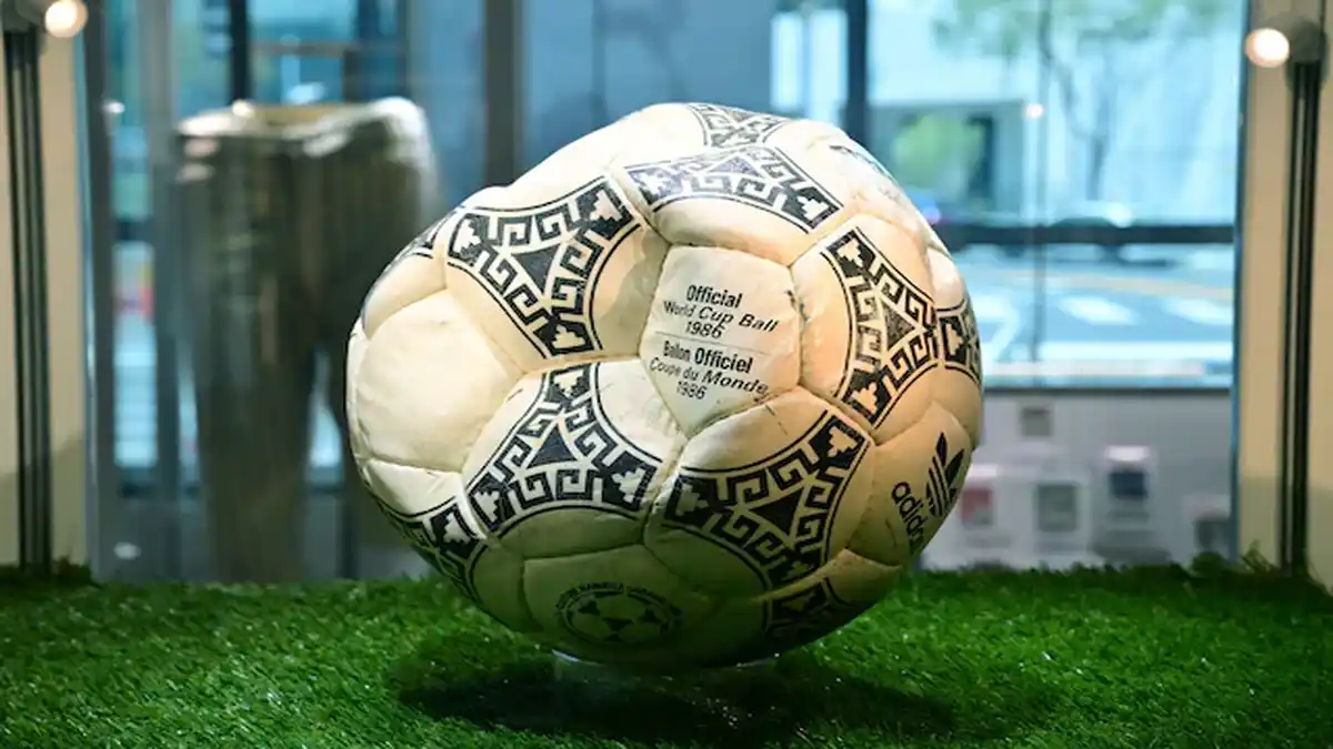 كرة مارادونا في مباراة إنجلترا عام 1986 بيعت مقابل 3.35 ملايين دولار في مزاد