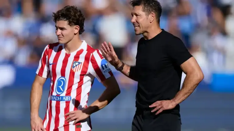 سيميوني يحسم الجدل حول مستقبل جوليان ألفاريز مع أتلتيكو مدريد