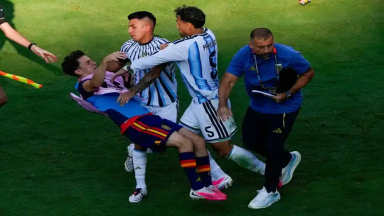 فيفا يوقف لياندرو باريديس 10 مباريات دولية